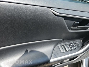 2025 Toyota RAV4 LE - miniatura 9