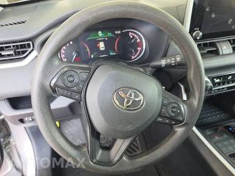 2025 Toyota RAV4 LE - miniatura 10