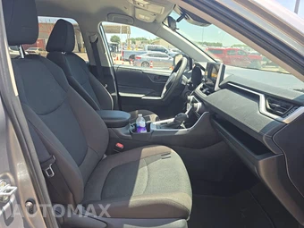 2025 Toyota RAV4 LE - miniatura 8