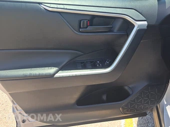 2025 Toyota RAV4 LE - miniatura 9