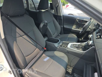 2025 Toyota RAV4 LE - miniatura 8