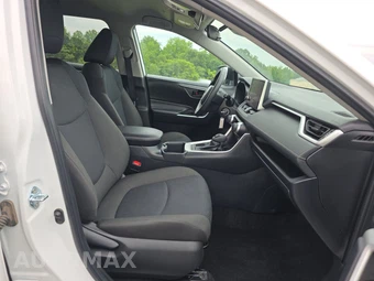 2025 Toyota RAV4 LE - miniatura 8