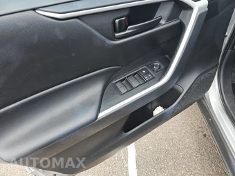 2025 Toyota RAV4 LE - miniatura 9