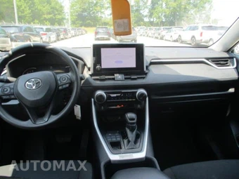 2025 Toyota RAV4 LE - miniatura 9
