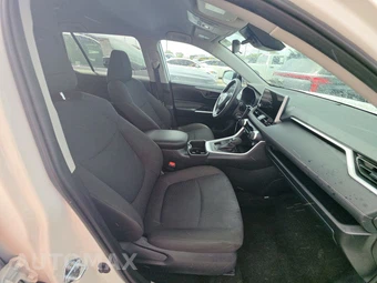 2025 Toyota RAV4 LE - miniatura 8