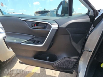 2025 Toyota RAV4 LE - miniatura 9