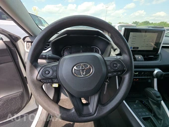 2025 Toyota RAV4 LE - miniatura 10