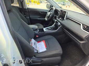 2025 Toyota RAV4 LE - miniatura 8