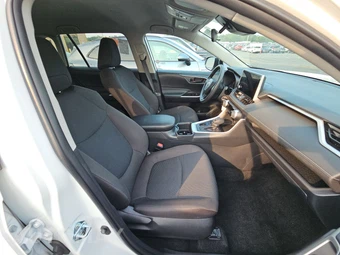 2025 Toyota RAV4 LE - miniatura 8