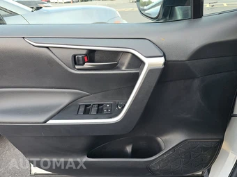 2025 Toyota RAV4 LE - miniatura 9