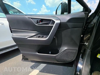2025 Toyota RAV4 LE - miniatura 9