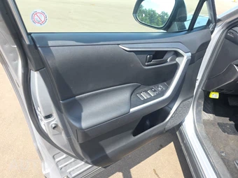 2025 Toyota RAV4 LE - miniatura 9