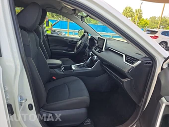 2025 Toyota RAV4 LE - miniatura 8