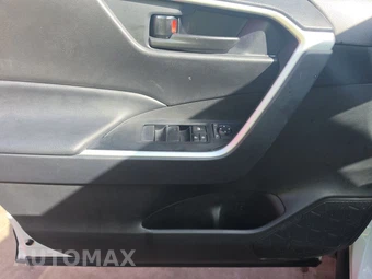 2025 Toyota RAV4 LE - miniatura 9