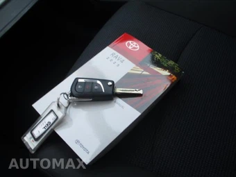 2025 Toyota RAV4 LE - miniatura 9