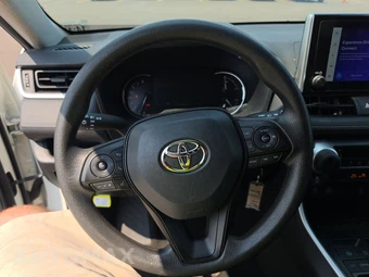 2025 Toyota RAV4 LE – miniatura 10