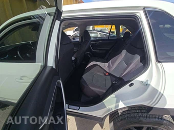 2025 Toyota RAV4 LE – miniatura 10