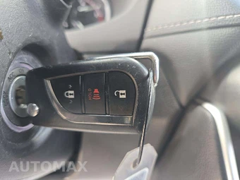 2025 Toyota RAV4 LE – miniatura 5