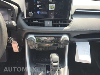 2025 Toyota RAV4 LE - miniatura 11
