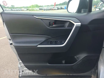 2025 Toyota RAV4 LE - miniatura 9