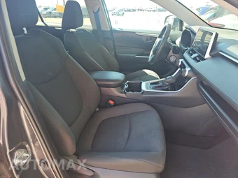 2025 Toyota RAV4 LE – miniatura 8
