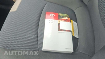 2025 Toyota RAV4 LE - miniatura 20