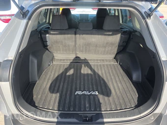 2025 Toyota RAV4 LE - miniatura 16