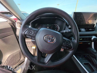 2025 Toyota RAV4 LE - miniatura 10