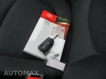 2025 Toyota RAV4 LE - miniatura 9