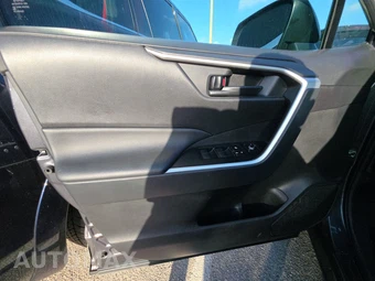 2025 Toyota RAV4 LE - miniatura 9