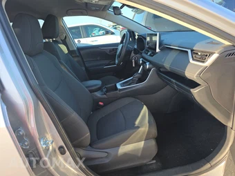 2025 Toyota RAV4 LE – miniatura 8