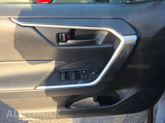 2025 Toyota RAV4 LE – miniatura 9