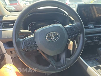 2025 Toyota RAV4 LE - miniatura 10