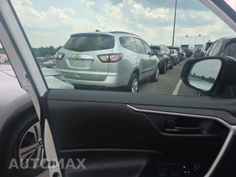 2025 Toyota RAV4 LE - miniatura 9