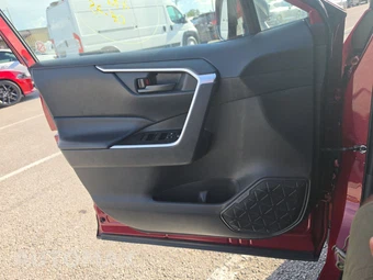 2025 Toyota RAV4 LE - miniatura 9