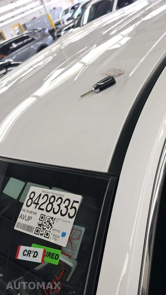 2025 Toyota RAV4 LE - miniatura 19