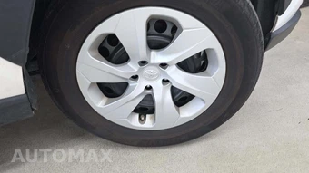 2025 Toyota RAV4 LE - miniatura 30