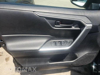 2025 Toyota RAV4 LE – miniatura 9