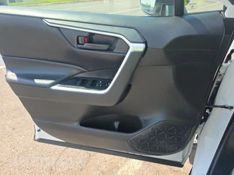 2025 Toyota RAV4 LE - miniatura 9