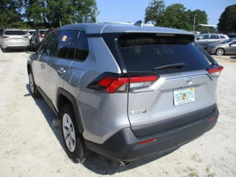 2025 Toyota RAV4 LE - miniatura 12