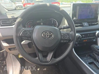 2025 Toyota RAV4 LE - miniatura 10