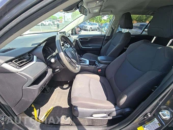 2025 Toyota RAV4 LE - miniatura 3