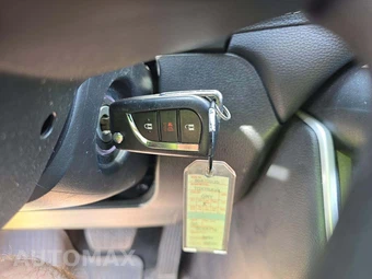2025 Toyota RAV4 LE - miniatura 5