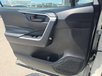 2025 Toyota RAV4 LE - miniatura 9