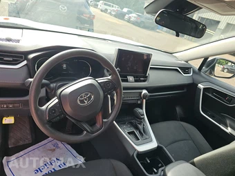 2025 Toyota RAV4 LE - miniatura 11