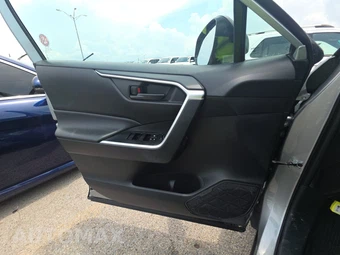 2025 Toyota RAV4 LE – miniatura 9