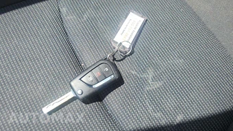 2025 Toyota RAV4 LE - miniatura 17