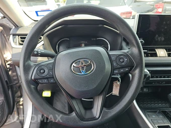 2025 Toyota RAV4 LE - miniatura 10