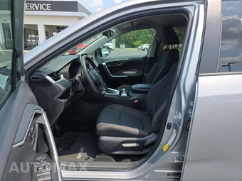 2025 Toyota RAV4 LE – miniatura 3