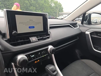 2025 Toyota RAV4 LE - miniatura 11